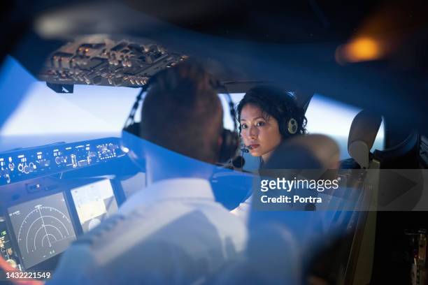 frau lernt ein flugzeug mit instruktor in einem flugsimulator zu fliegen - aviation hat stock-fotos und bilder