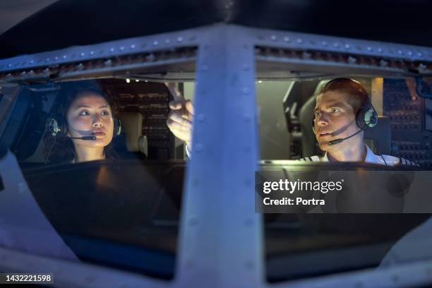 pilota che insegna a una studentessa a volare una pianura all'interno di un simulatore di volo - navigator foto e immagini stock