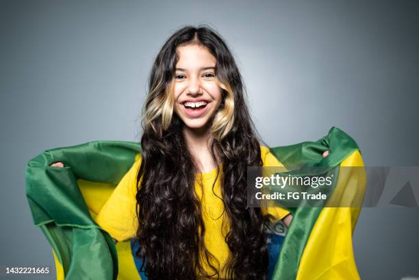 porträt eines brasilianischen weiblichen fans, der auf gelber uniform feiert - female fans brazil stock-fotos und bilder