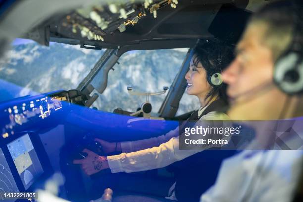 mujer piloto y copiloto volando un avión - co pilot fotografías e imágenes de stock