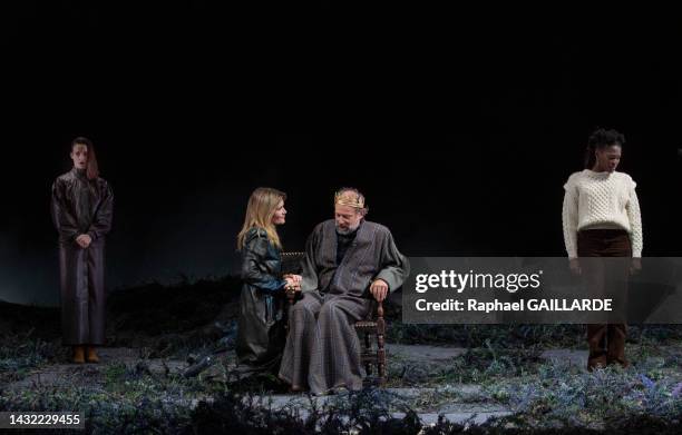 Jennifer Decker, Marina Hands, Denis Podalydès et Claïna Claveron de la troupe de la Comédie-Française lors de l'interprétation de la pièce "Le Roi...