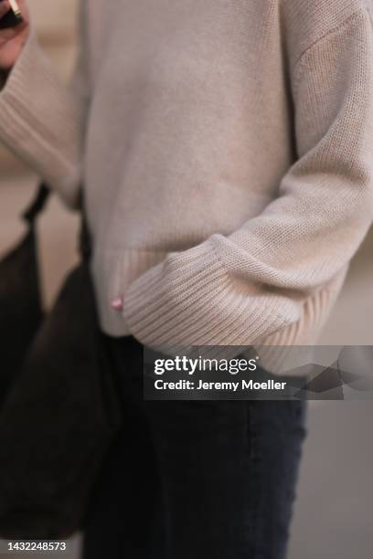 Tereza Brink wearing a khaki Khaite bag, a cashmere beige turtleneck, a black Agolde jeans on October 06, 2022 in Hamburg, Germany.