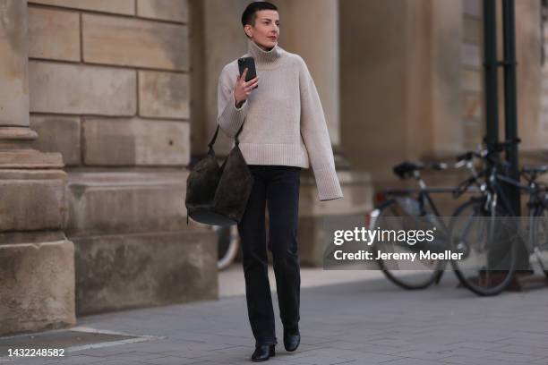 Tereza Brink wearing a khaki Khaite bag, a cashmere beige turtleneck, a black Agolde jeans and black Aeyde shoes on October 06, 2022 in Hamburg,...