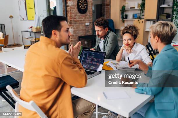 un groupe d’étudiants apprend le codage lors d’un atelier pour les nouveaux programmeurs - java stock photos et images de collection