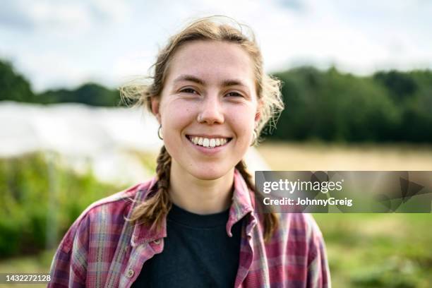 retrato informal al aire libre de un joven y alegre trabajador agrícola - oficios-agricolas fotografías e imágenes de stock