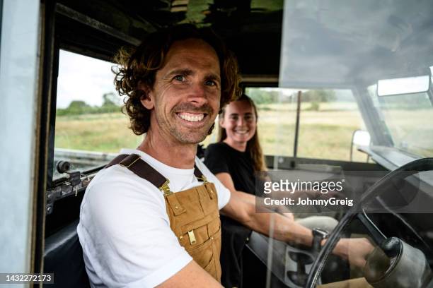 trabajadores agrícolas fotografiados a través de la ventana de la camioneta - farm couple fotografías e imágenes de stock