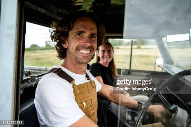 des ouvriers agricoles photographiés à travers la fenêtre d’une camionnette - couple farm photos et images de collection