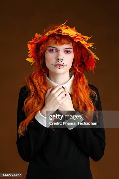 woman wearing fall leaves crown - oranje haar stockfoto's en -beelden