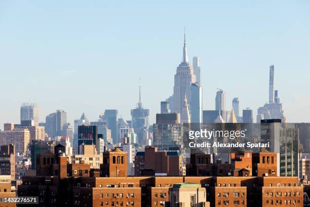 new york city skyline on a sunny day with clear blue sky, usa - lower east side stockfoto's en -beelden