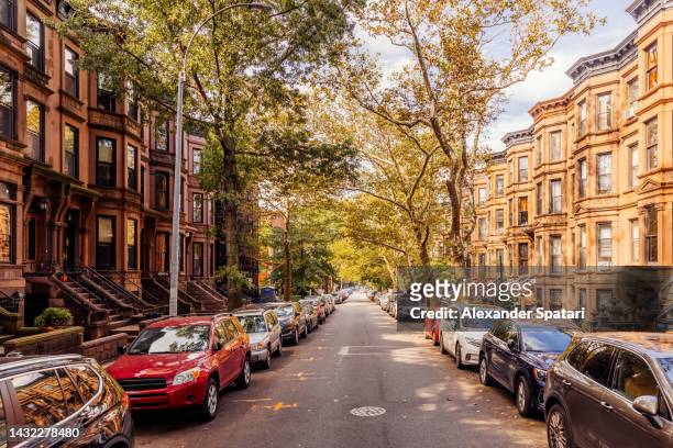 street in park slope brooklyn residential area on a sunny day, new york city, usa - adosado fotografías e imágenes de stock