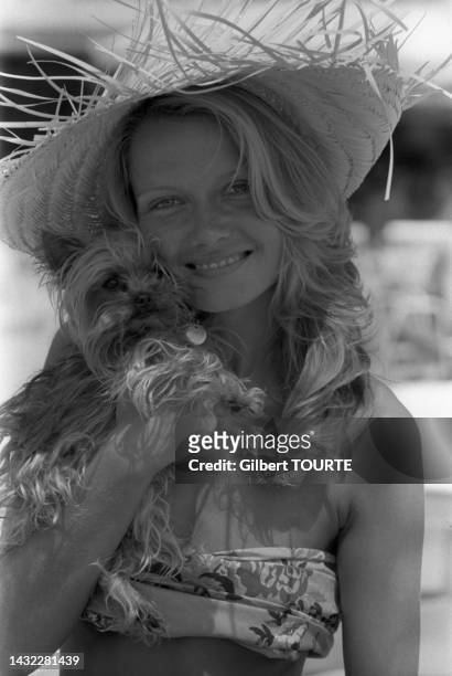 Actrice française Mimi Coutelier avec son chien lors du Festival de Cannes le 14 mai 1979