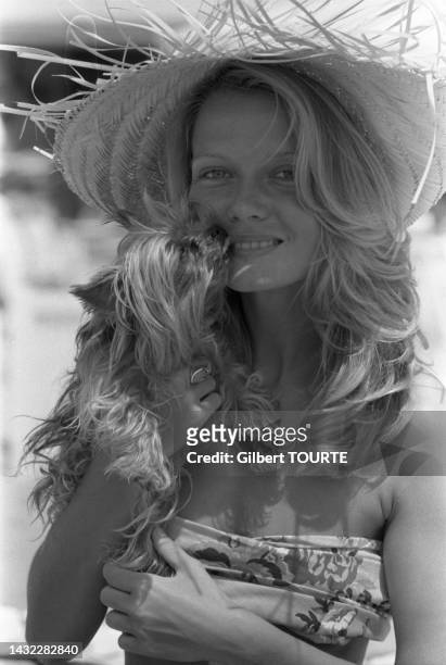 Actrice française Mimi Coutelier avec son chien lors du Festival de Cannes le 14 mai 1979