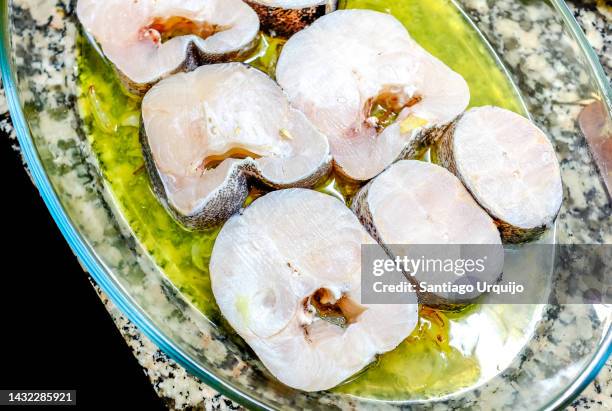 slices of hake on a tray - merluza fotografías e imágenes de stock