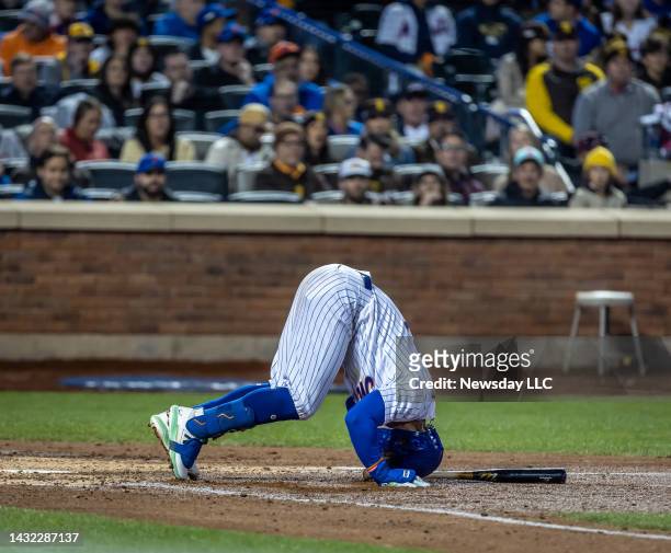 New York Mets Francisco Lindor reacts to the pain after fouling a ball off his leg in the 4th inning while playing the San Diego Padres in the...