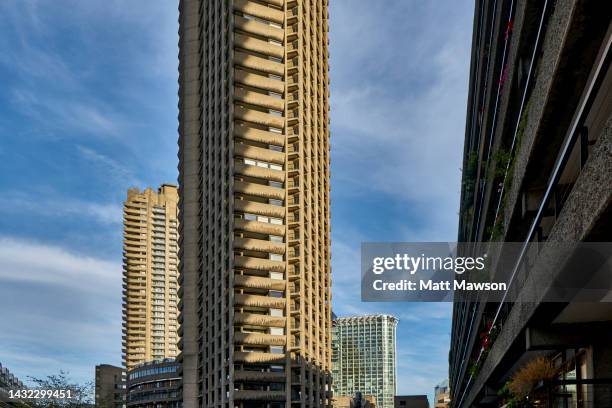 the london barbican residential building complex  in the city of london - barbican centre stock pictures, royalty-free photos & images