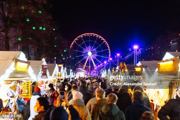 crowds of people at the christmas market in brussels, belgium - christmas market decoration stock pictures, royalty-free photos & images