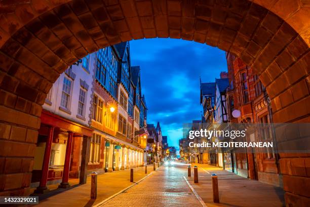 chester eastgate arco torre relógio ao pôr do sol crepúsculo na inglaterra reino unido - cheshire - fotografias e filmes do acervo