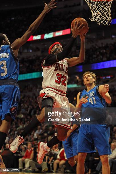 Richard Hamilton of the Chicago Bulls drives to the basket between Rodrigue Baeubois and Dirk Nowitzki of the Dallas Mavericks at the United Center...