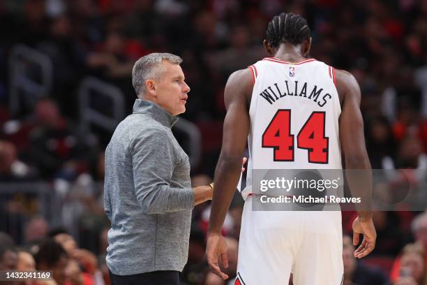 Head coach Billy Donovan of the Chicago Bulls talks with Patrick Williams against the Denver Nuggets during the first half of a preseason game at the...