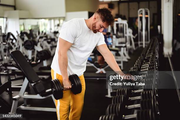 exercícios masculinos musculosos e fortes. - magnesium - fotografias e filmes do acervo