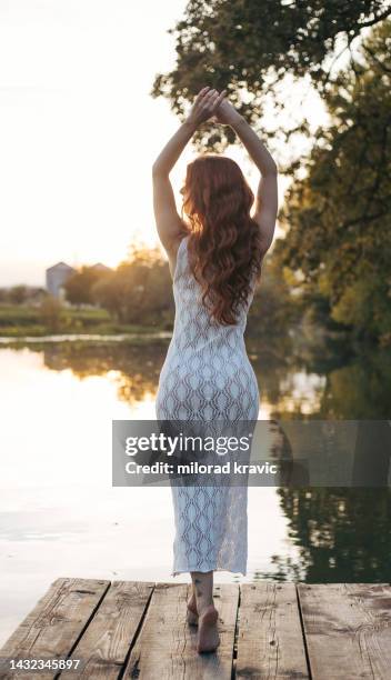 giovane donna in posa dal fiume. - lace dress foto e immagini stock