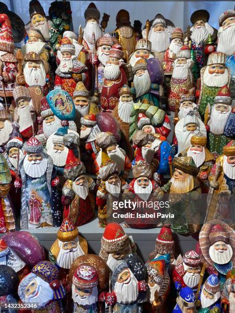 souvenir of santa claus at market stall - christmas toys wooden background stockfoto's en -beelden