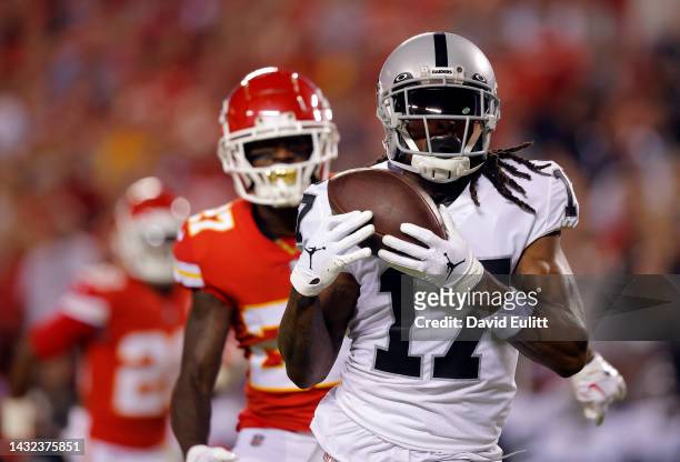 Davante Adams of the Las Vegas Raiders catches a long pass for a touchdown as Rashad Fenton of the Kansas City Chiefs defends during the 1st quarter...