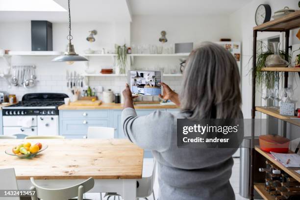 mujer tomando fotos de su casa - red tour fotografías e imágenes de stock