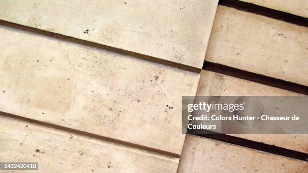 close-up and angled view of the freestone facade of a haussmannian building in paris, france - rohbau haus stock-fotos und bilder