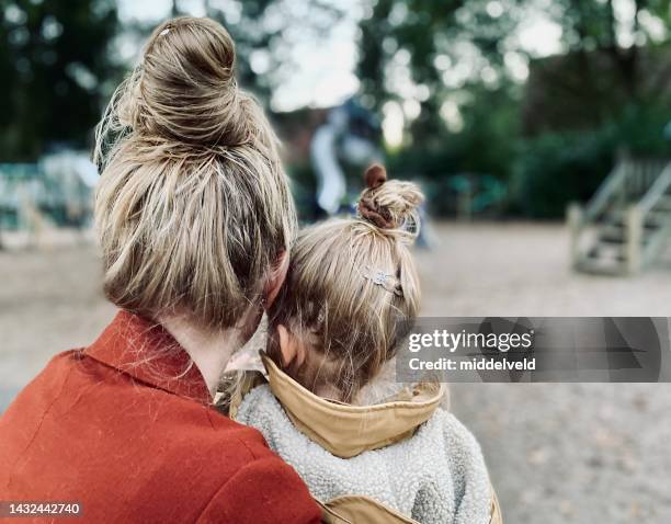 look -alike aunt and niece - look back 個照片及圖片檔