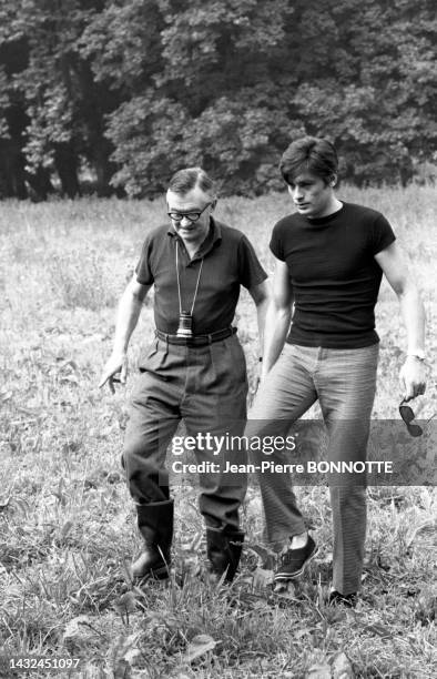 Alain Delon et le réalisateur Julien Duvivier sur le tournage du film 'Diaboliquement Vôtre' en septembre 1967