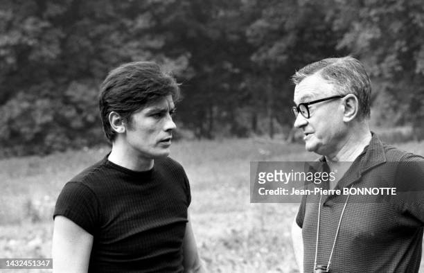Alain Delon et le réalisateur Julien Duvivier sur le tournage du film 'Diaboliquement Vôtre' en septembre 1967