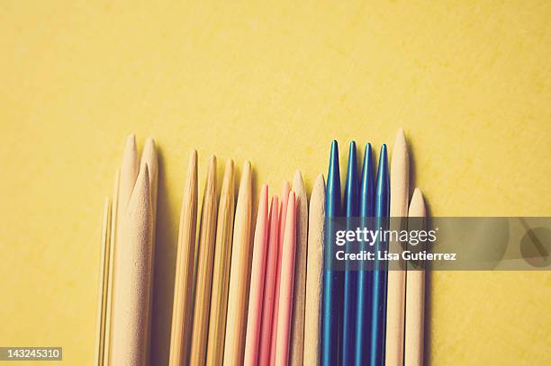 knitting needles on yellow background - aiguille à tricoter photos et images de collection