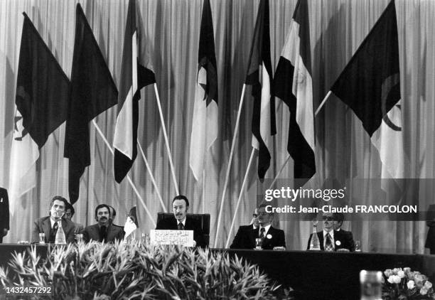 Les chefs d'Etat arabes réunis autour de Abdelaziz Bouteflika et Houari Boumedienne à Alger le 2 février 1978.