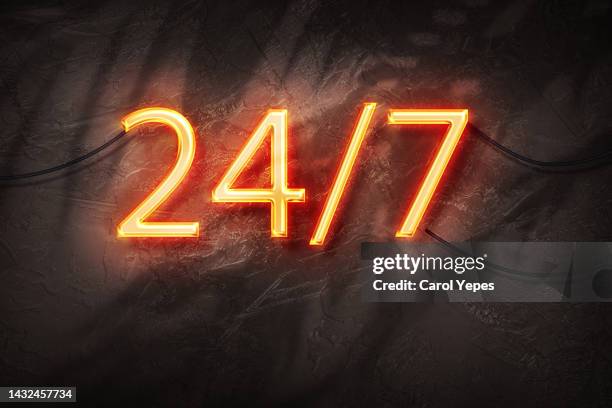 24/7 in neon lights - 24 7 stockfoto's en -beelden