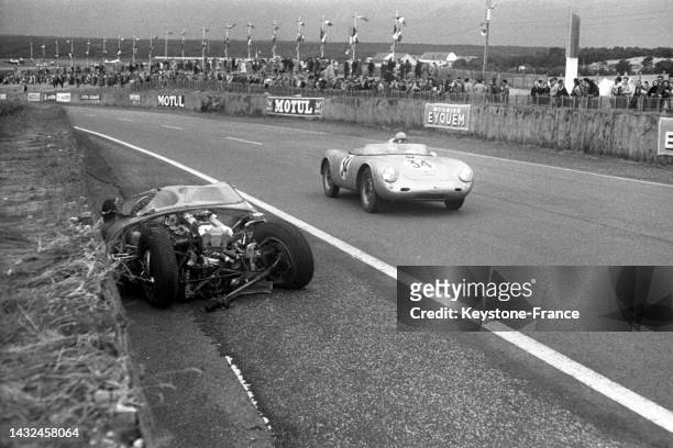 épave d'une voiture accidentée lors des '24 Heures du Mans', le 21 juin 1958.
