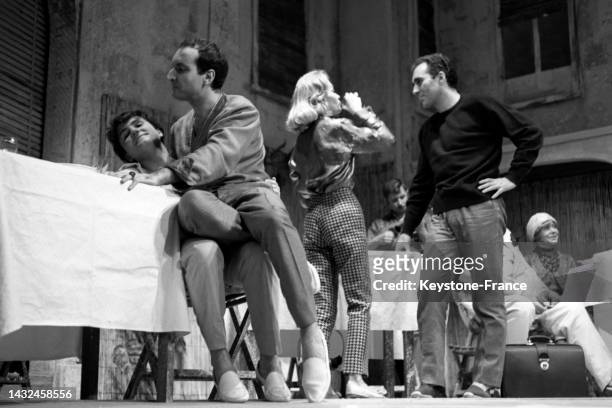 Colette Castel, Sacha Briquet, Barbara Laage et Michel Piccoli sur scène au Théâtre de l'Atelier pour la pièce 'Les Cailloux', en janvier 1962.