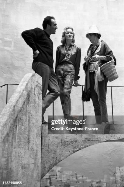 Michel Piccoli et Barbara Laage sur scène au Théâtre de l'Atelier pour la pièce 'Les Cailloux', en janvier 1962.