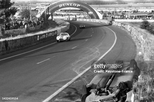 épave d'une voiture accidentée lors de la course des 24 Heures du Mans, le 23 juin 1962.