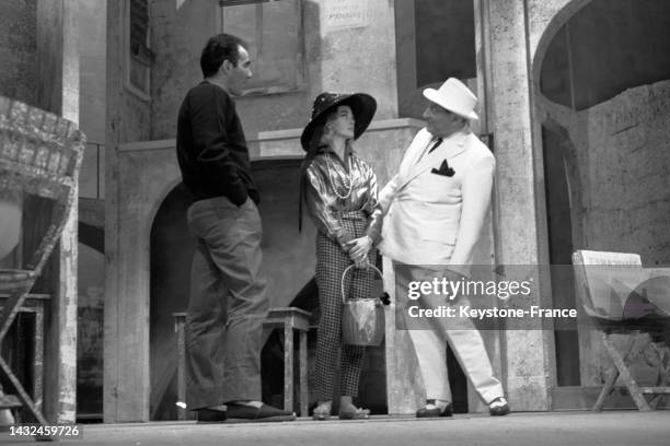 Michel Piccoli, Barbara Laage et Jean Tissier sur scène au Théâtre de l'Atelier pour la pièce 'Les Cailloux', en janvier 1962.