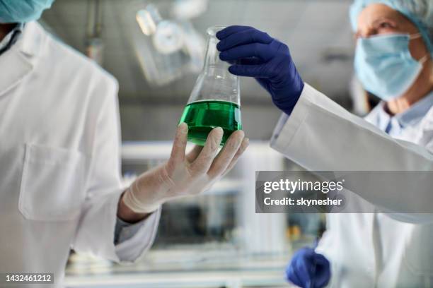 primo piano di scienziati che collaborano mentre lavorano in laboratorio. - becher foto e immagini stock