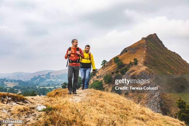 two men hiking on top of a mountain ridge - peak district national park 個照片及圖片檔