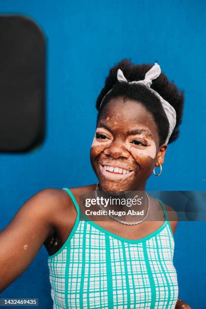 young black girl taking a selfie. - macchie di colore foto e immagini stock