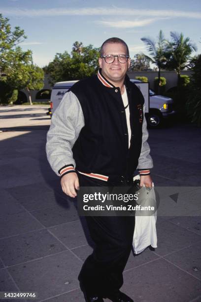 Drew Carey walking into a building for an event, United States, circa 1994.