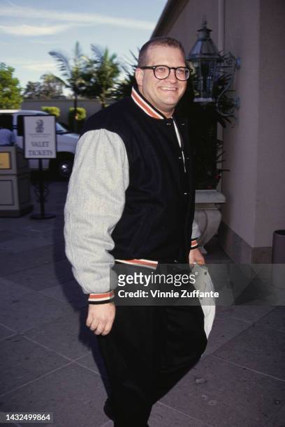 Drew Carey walking into a building for an event, United States, circa 1994.