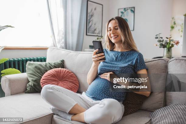 compras de embarazo desde casa - embarazada fotografías e imágenes de stock