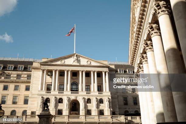 facade of old london financial buildings - bank of england stockfoto's en -beelden