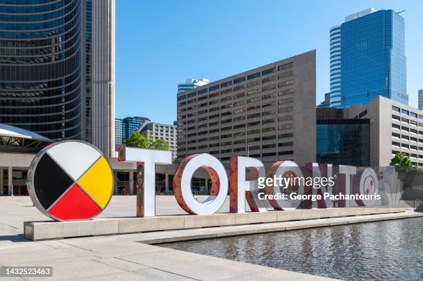 toronto sign in front of the new city hall in toronto, canada - day toronto stock-fotos und bilder