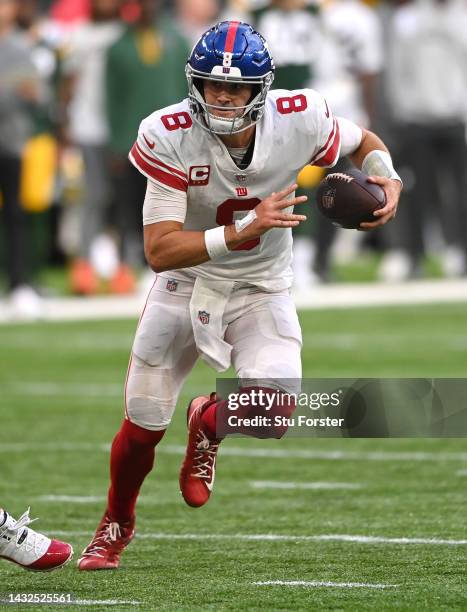 Daniel Jones of the New York Giants rushes for yards during the NFL match between New York Giants and Green Bay Packers at Tottenham Hotspur Stadium...