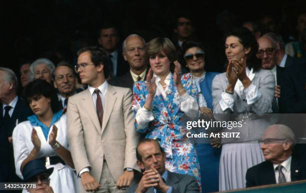 Lady Diana assistant au tournoi de Wimbledon, dans les années 1980, à Londres.